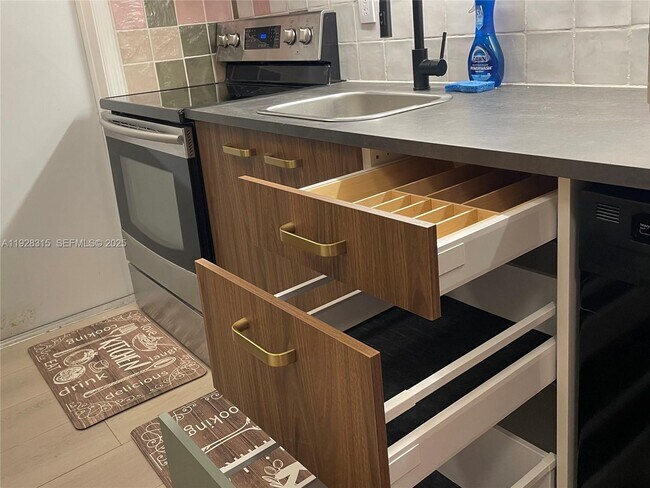 Building Photo - 1571 Pennsylvania Ave