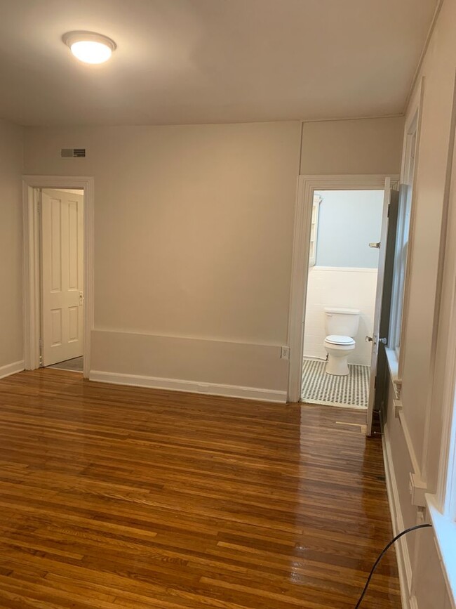 Building Photo - Video in Photos! 2 Bedroom Apartment!