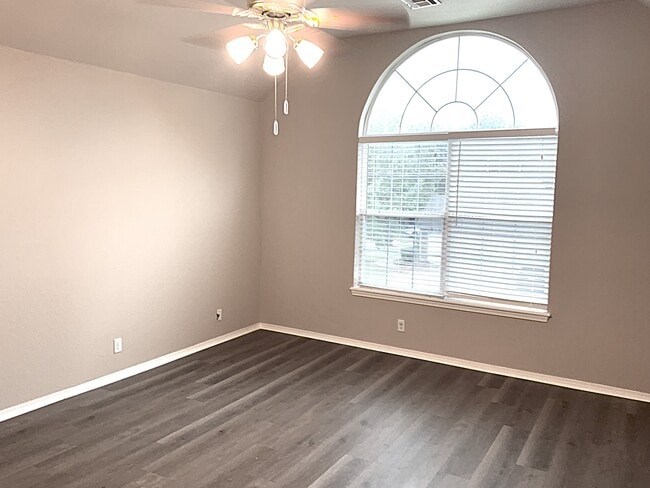 Building Photo - 513 N Sweet Gum Ave