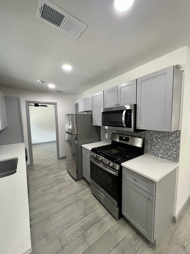 Building Photo - 6012 Highcrest Dr