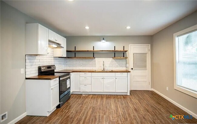 Building Photo - 2003 Woodlawn St