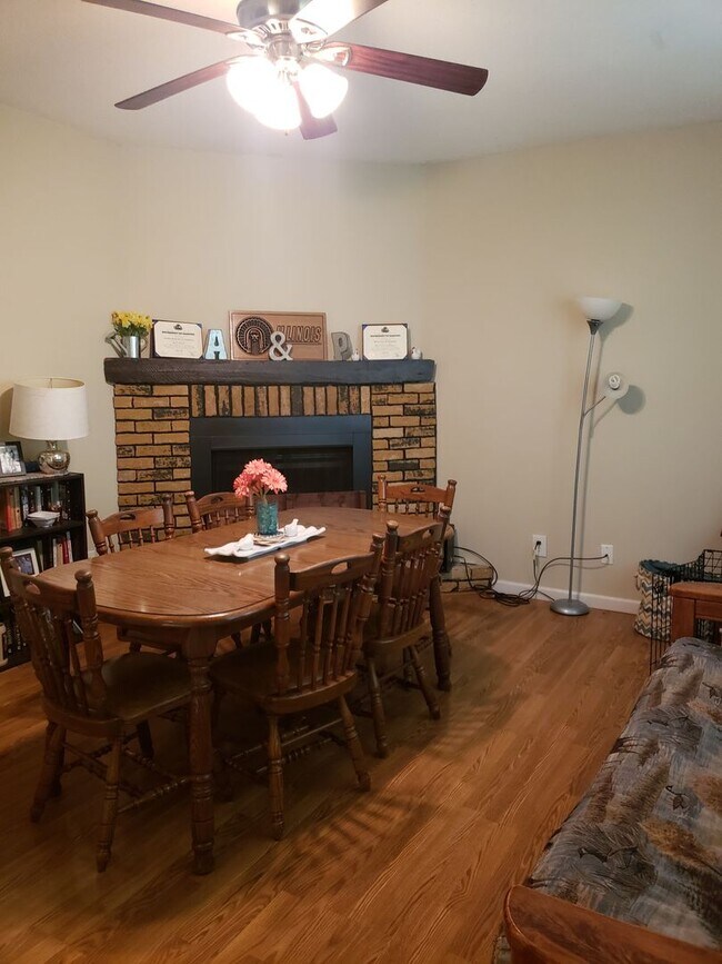 Building Photo - 2303 Glenoak Dr