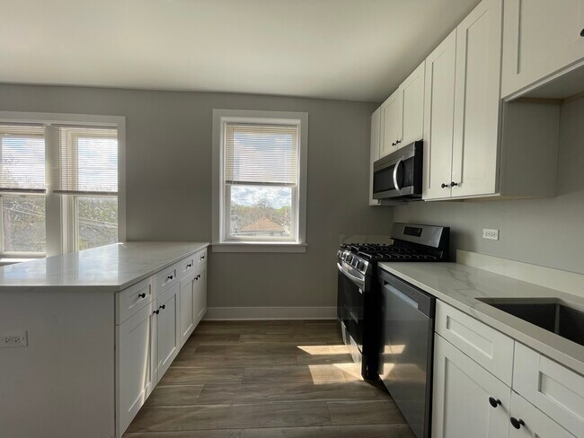 Building Photo - 722 N Austin Blvd