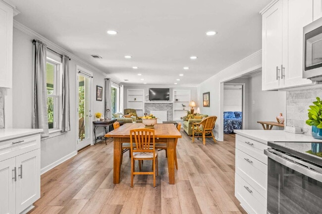 Building Photo - "Charming 3-Bedroom, 2.5-Bath Home Now Ava...