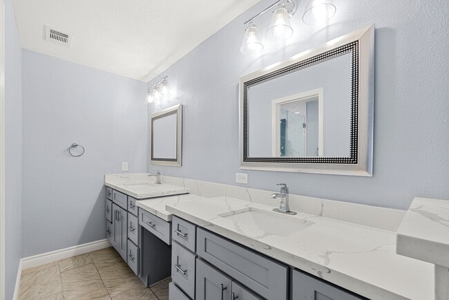 Building Photo - 1103 Manatee Ln