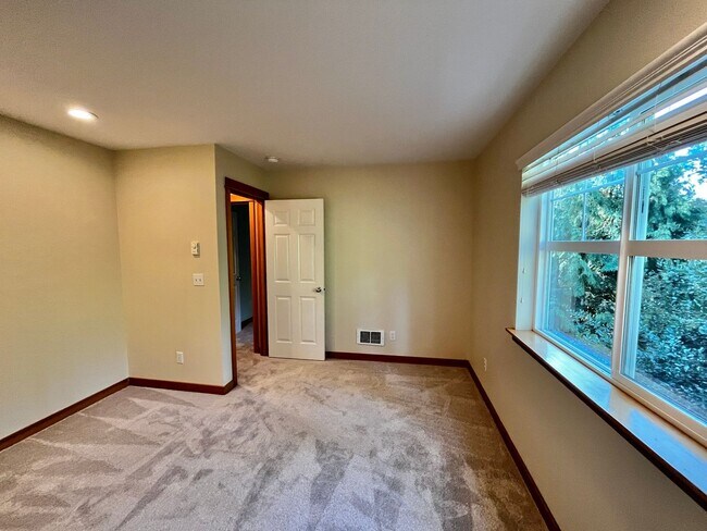 Building Photo - Beautiful 4 Bedroom Bainbridge Home Close ...