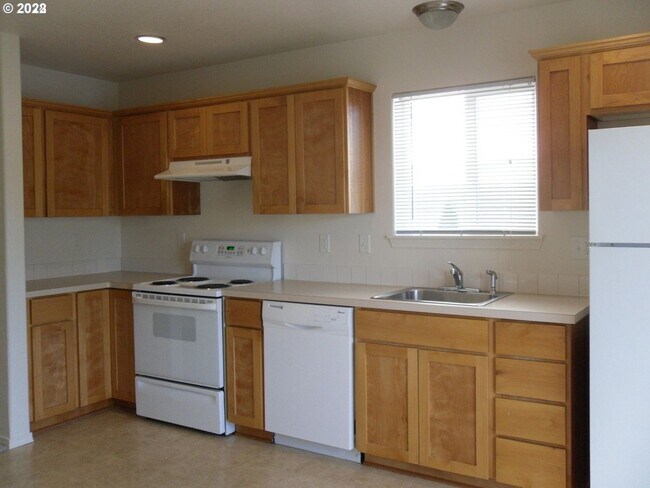 Building Photo - HOME FOR THE HOLIDAYS - Remainder of 2025 Rent FREE* - Newly Updated Two Bedroom Townhome with Ne...