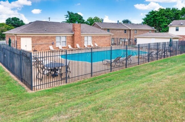 Building Photo - Condo Living Close to everything in Brentwood