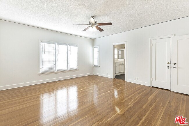 Building Photo - 143 S Mansfield Ave