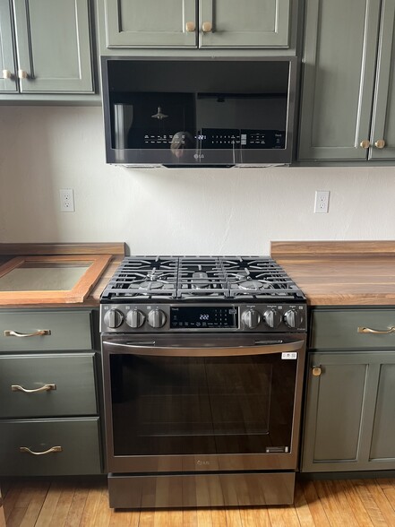 Gas range & microwave - 415 E Saint Germain St