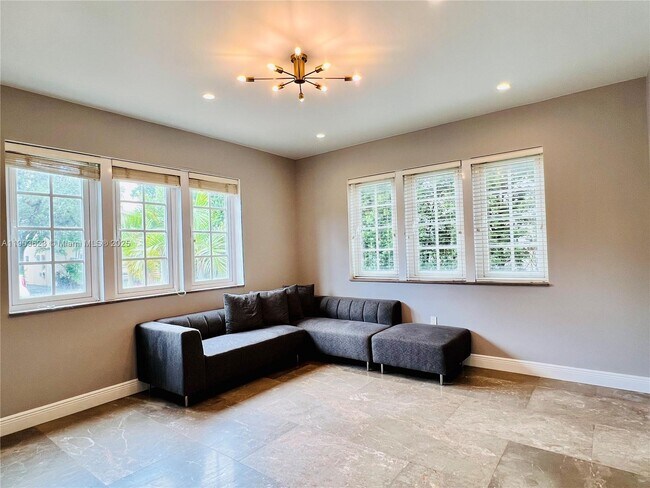 Building Photo - 215 Phoenetia Ave