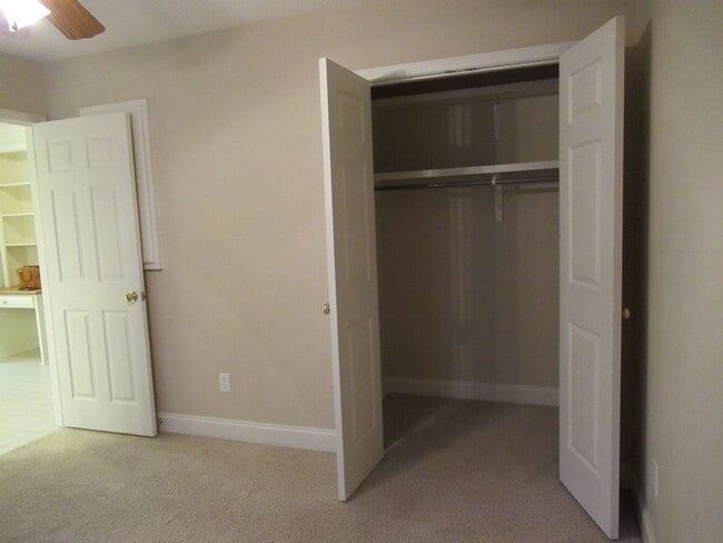 Building Photo - Landmark Pointe 3 Bedroom, 2 Bath-Lawn mai...
