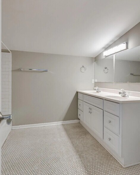 bath - 253 Thuss Ave