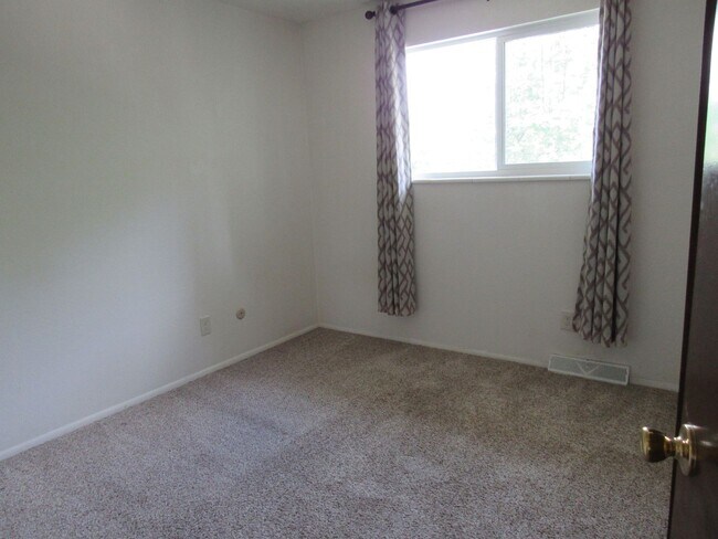Building Photo - Spacious Bi Level home backing to open space