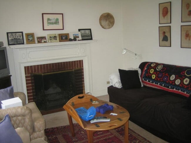 Building Photo - Charming 2 Bedroom House Downtown