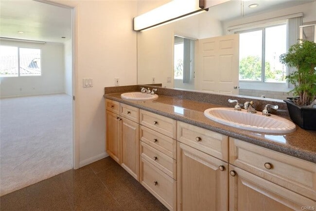 Building Photo - Executive Town Home in Central Torrance