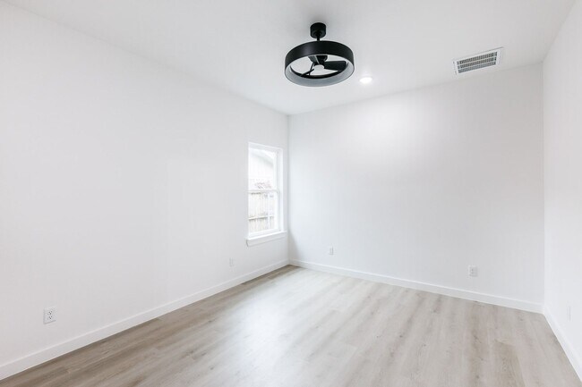 Building Photo - 1704 Elkhart Ave