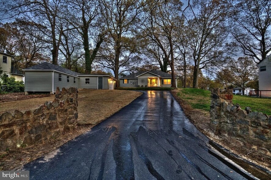 Building Photo - 211 Sillery Bay Rd