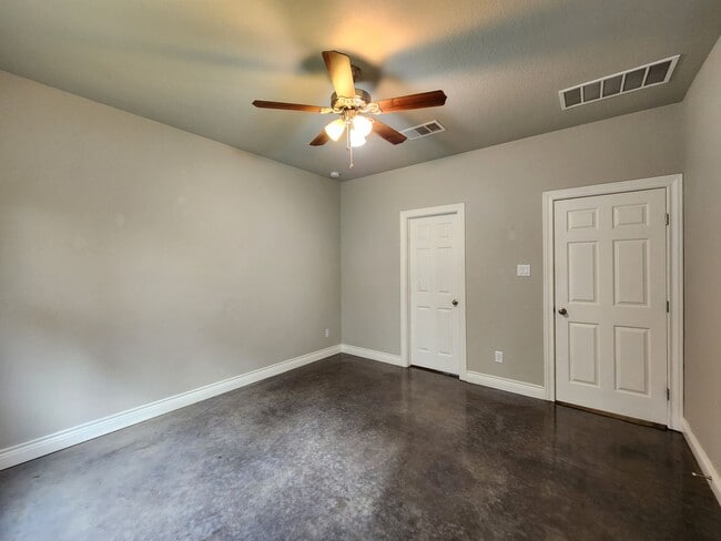 Building Photo - LOCATION! Walk to Torrey Park / Close to NB Downtown & Gruene / No Carpet / NBISD