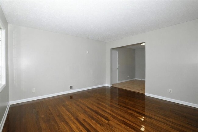 Building Photo - 722 Tara Cir SE