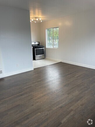 Building Photo - 907 N Poinsettia Pl