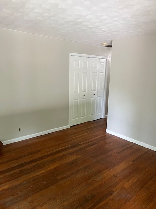 Building Photo - 3 bedroom, 1 bath Home: Located in Elletts...