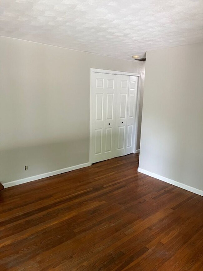 Building Photo - 3 bedroom, 1 bath Home: Located in Ellettsville! REDUCED PRICE!