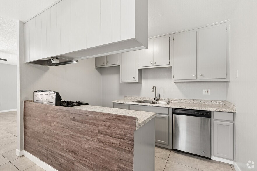 2BR, 2BA - 900SF - Kitchen - Spanish Oaks