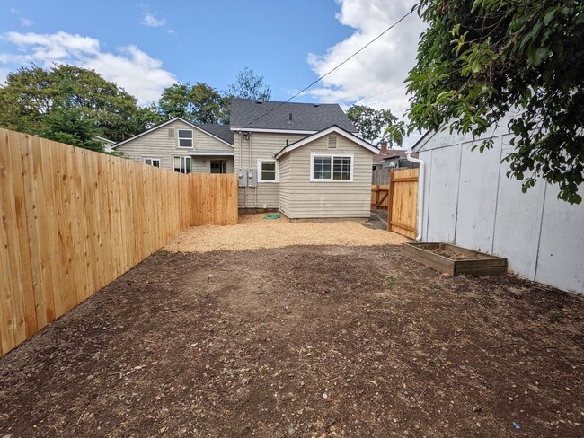 Building Photo - 2 Bedroom Duplex unit with Private Fenced ...