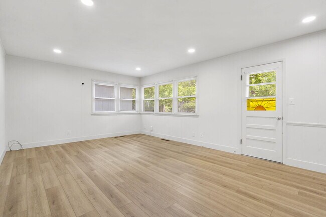 Building Photo - 2302 S Hampton Ave