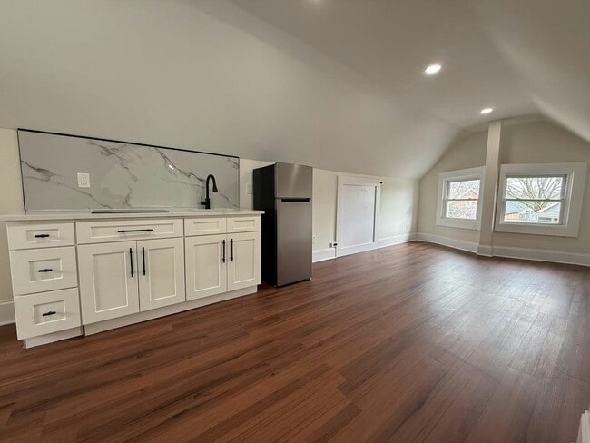 Building Photo - 1326 W 110th St