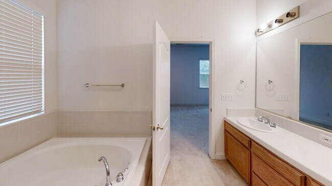 Building Photo - 1823 N Holly Ave