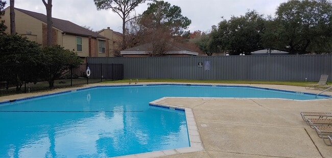 Building Photo - 902 Memorial Village Dr