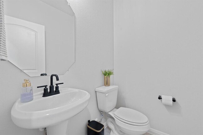 Building Photo - 179 Kings Cyn Dr