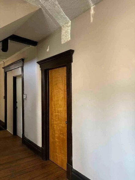 Building Photo - 365 E 15th Ave