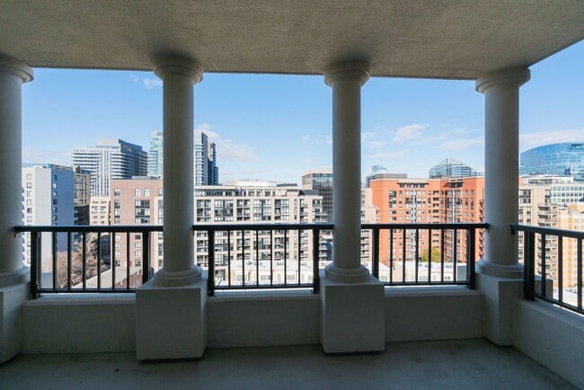 Building Photo - 1600 N Oak St