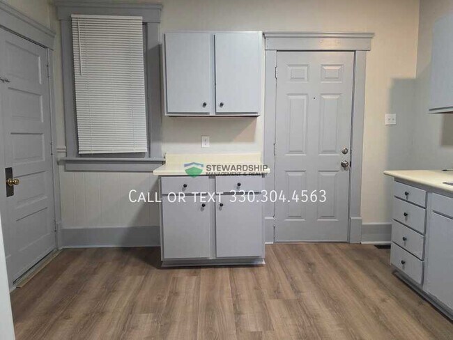 Building Photo - 149 Rhodes Ave