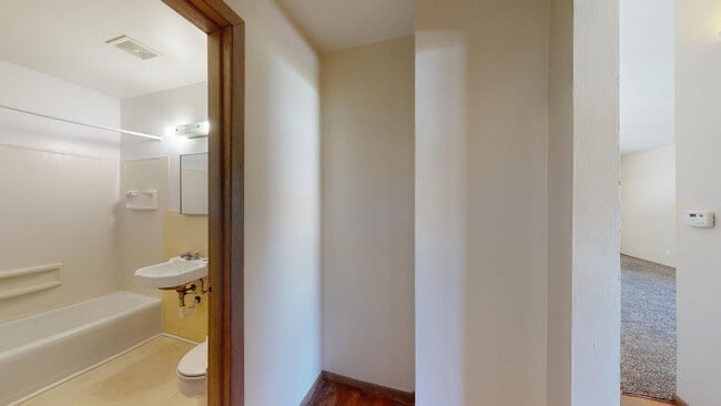 Building Photo - Spacious 2 Bedroom w/Basement & Vaulted Ceilings