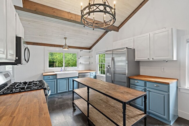 Building Photo - Adorable East Nashville Cottage w/ HUGE Fully-Fenced backyard!