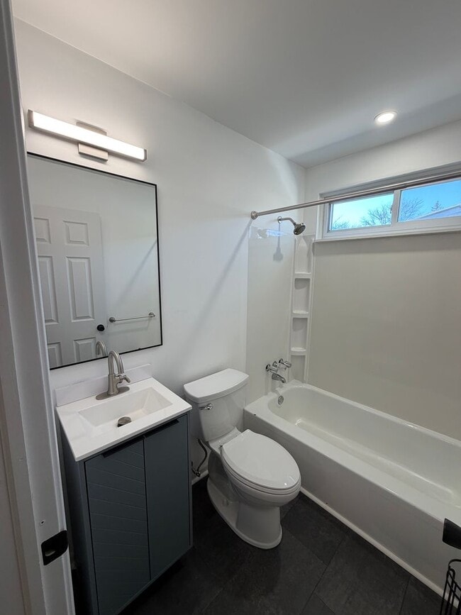 Building Photo - Remodeled 4BR/2BA Home in Lansing — Move in ready