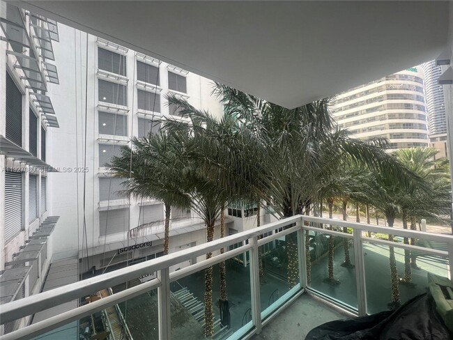 Building Photo - 950 Brickell Bay Dr