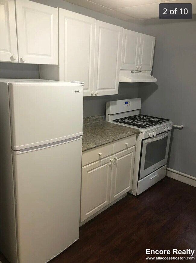 Building Photo - 352 Riverway