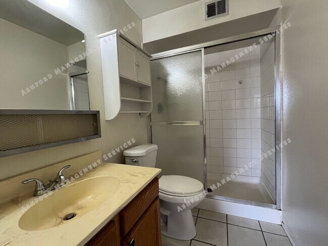 Building Photo - SPACIUS 3 BEDROOM 2 BATHROOM HOME IN GLENDALE FOR RENT