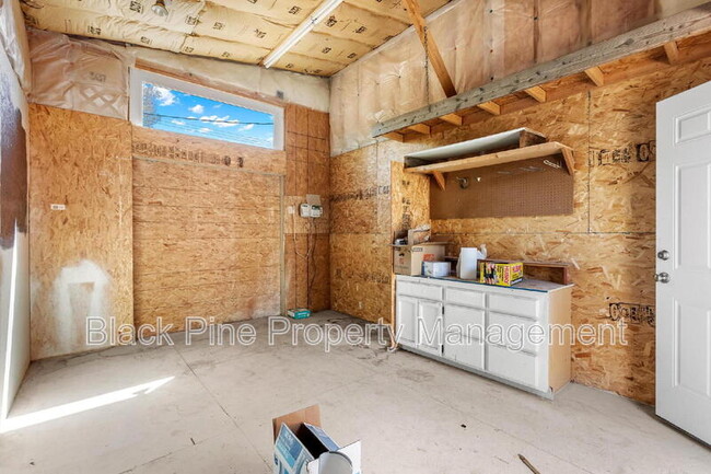 Building Photo - 221 W Elm St