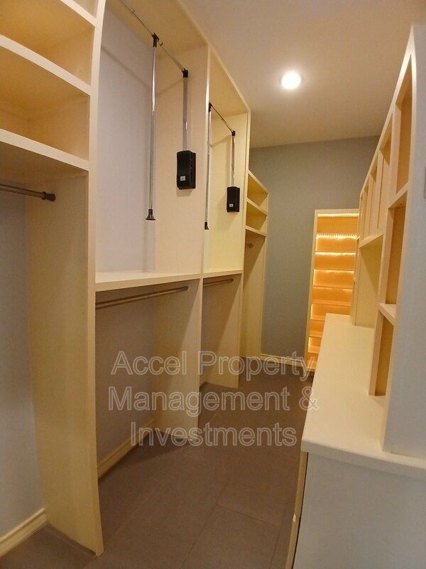 Building Photo - 2423 W Hampton Ave