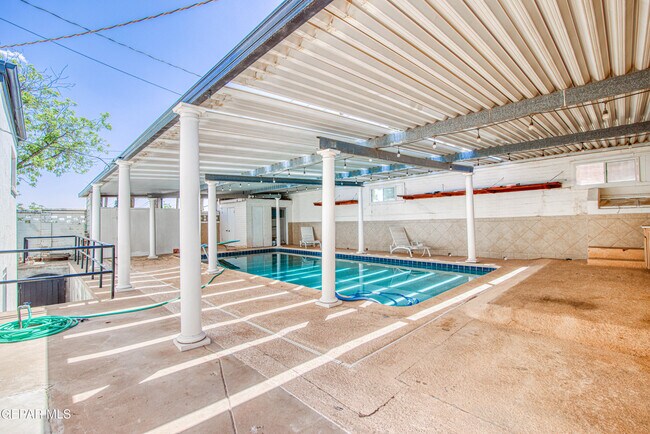 Building Photo - 1701 Elm St