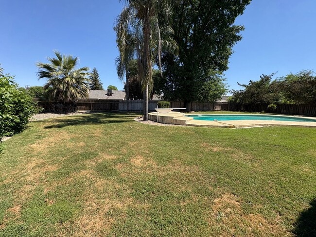 Building Photo - Cozy Home on Spacious Lot with Pool Available Now!