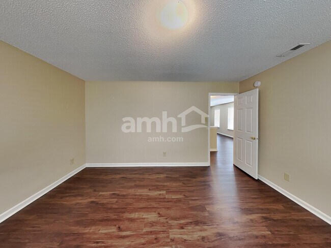 Building Photo - 10798 Cyrus Dr