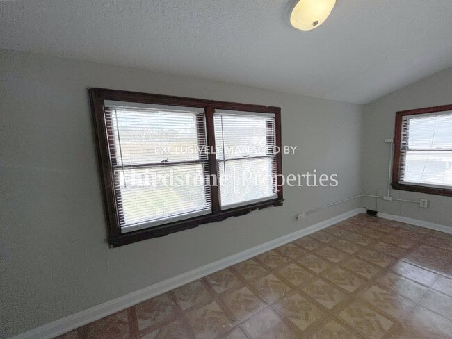 Building Photo - 318 E 19th St