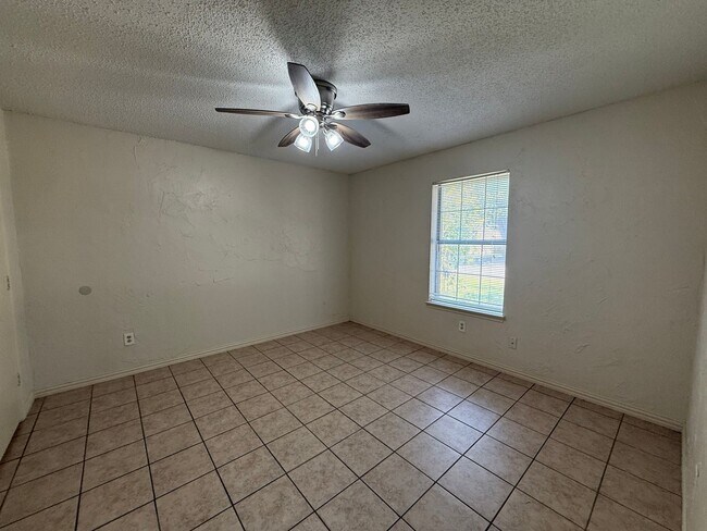 Building Photo - 2 bedroom 1 bathroom Duplex in 76015
